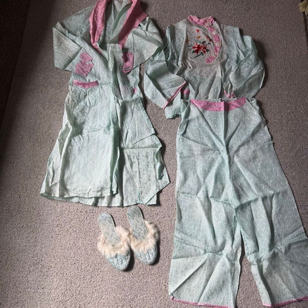 Vintage 1940's New Japanese Kimono Embroidered  Silk Robe Pajamas Slippers Set